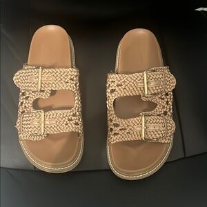 Universal thread women’s sandals